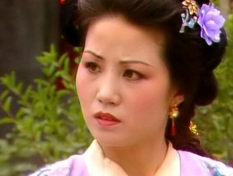 红楼梦中袭人被暗自提拔为姨娘，为何比赵姨娘多拿一吊钱？