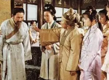 红楼梦中贾政打了贾宝玉后，为何跪在地上向贾母认罪？