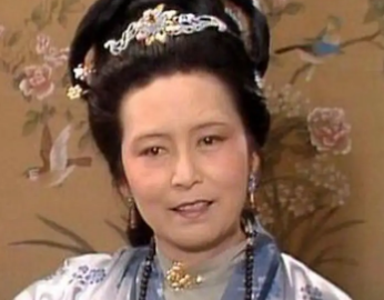 红楼梦中探春与赵姨娘二人，对王夫人是什么态度？