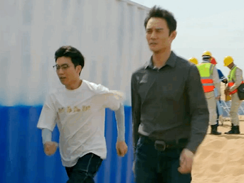 《我们这十年》第七单元地将播出，是王凯主演的《沙漠之光》