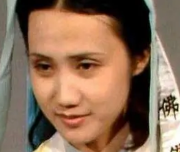 红楼梦中请黛玉和宝钗喝茶，妙玉这么做有何缘由？