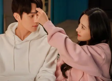 《转角之恋》是什么题材？主演有哪些人？