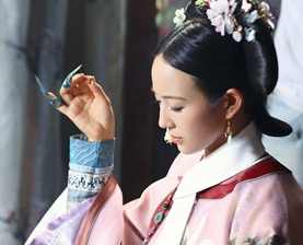 古代被打入冷宫的妃子靠什么打发时间？