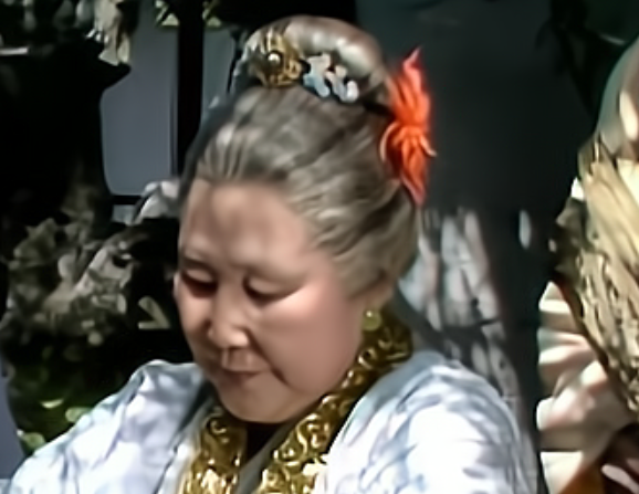 红楼梦中贾母去喝茶时，用的是什么杯子？