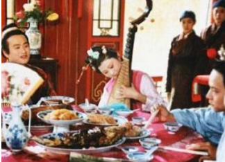 红楼梦中薛蟠初见黛玉是在何时？对她是一种什么感情？
