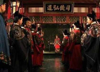 明朝皇帝拿大臣没办法 清朝为何能将人制的服服帖帖