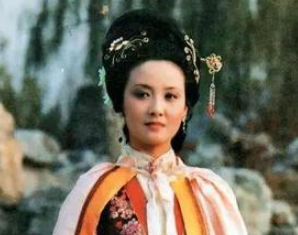 红楼梦王熙凤与薛宝钗之间的关系如何？她们有何交集