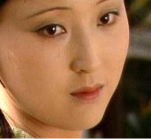 红楼梦中琥珀是什么人？她与鸳鸯有何联系？
