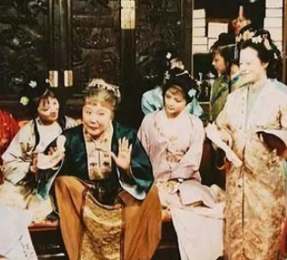 红楼梦中薛宝钗为何要讨好贾母？为了什么