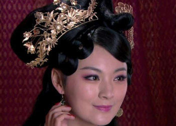高纬让冯小怜脱去衣服躺在玉案上搔首弄姿，臣子们竟“千金一视”