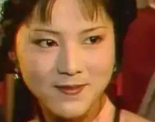 红楼梦中袭人是如何一步步走上姨娘之位的？