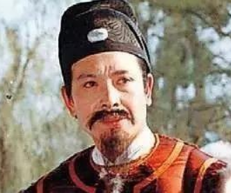 红楼梦中贾蓉的继室总是有意回避贾珍，二人的关系怎么样