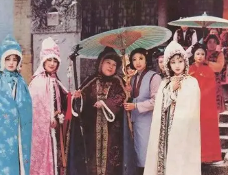 红楼梦中，贾母为什么带刘姥姥等人进栊翠庵呢？