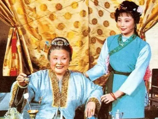 红楼梦中，薛宝钗为什么叫王熙凤凤丫头？
