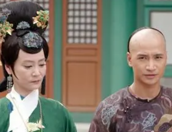 九子夺嫡后雍正成功登基，他的生母德妃是什么表现？