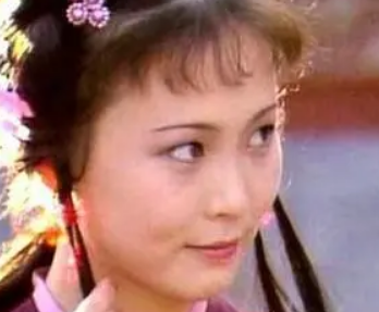 红楼梦中晴雯与小红是什么来历？二人的出身有何不同？
