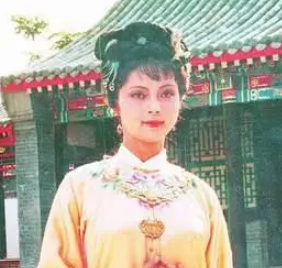 红楼梦中刘姥姥讲的雪下抽柴的故事与薛家有何联系？