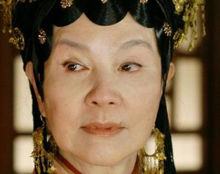 红楼梦中王夫人是个什么样的人？应该怎么看待她？