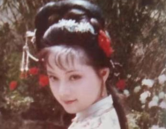 红楼梦中贾府过元宵节时贾政是什么表现？他在悲伤什么