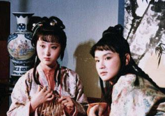 红楼梦中元宵节时，林黛玉喂了宝玉一杯酒造成了什么影响？