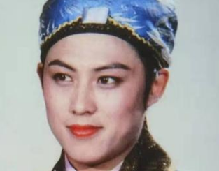 红楼梦中宫里的小太监来贾府借银子时，王熙凤做了什么？