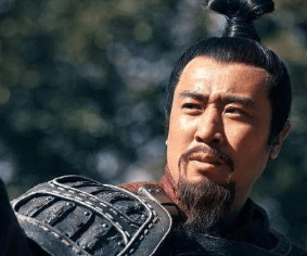 刘备前期到底是怎么生存的？