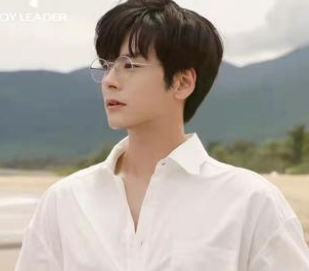 《奇妙正在书入中》由王霏霏、魏哲鸣领衔主演，一部奇幻浪漫爱情寓言剧