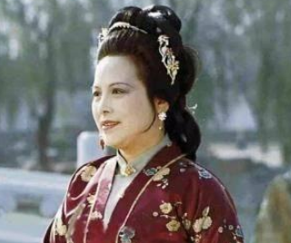 红楼梦中费婆子是什么人?她在书中是谁的陪房？