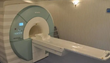 中国第一台大型X线断层颅脑扫描装置通过技术鉴定