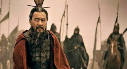 对于曹操割发代首的举动，后人有什么截然相反的看法？