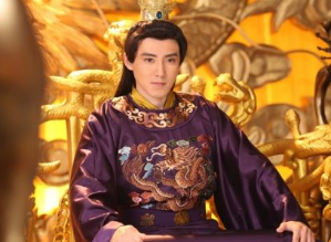 明朝时期，皇帝常服制度是如何演变的？