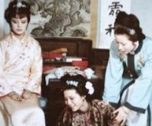 红楼梦中探春与弟弟贾环之间的关系为何不好？