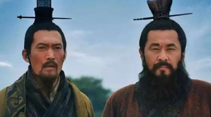 贾诩在曹操出兵江东前，曾给出过什么点评和建议？