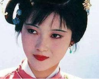 红楼梦中同宝琴来到贾府的有四个人，为何只有她被赏赐了？