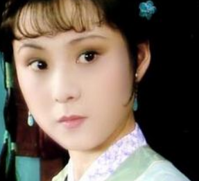 红楼梦中对晴雯与袭人二人，贾母的态度有何不同？