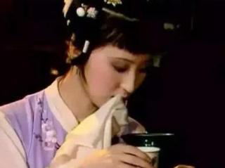 红楼梦中有哪些在当时是奢侈品，现代却十分常见的物品？