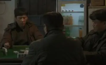 《大考》中的周美仁为什么会自甘堕落？责任在谁身上？