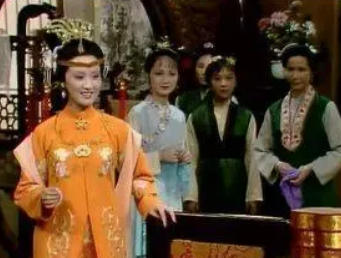 红楼梦中十二金钗都是花的化身，王熙凤代表什么花？