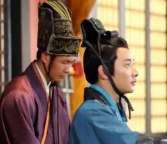 在古代捉拿敌人时，都会以摔杯为号时因为什么？