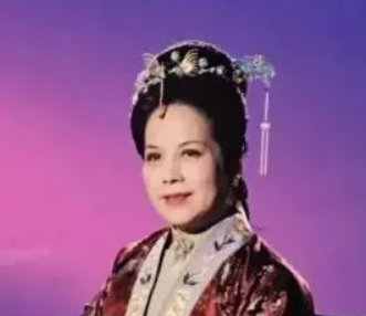 红楼梦中邢夫人与王夫人是什么地位？有何不同？