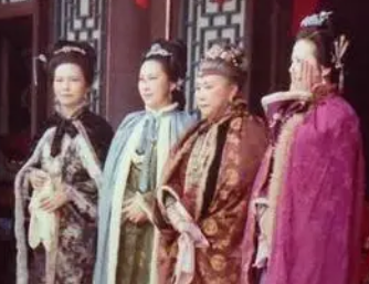 红楼梦中贾政在元春被封妃后进宫觐见皇上，是什么表现？