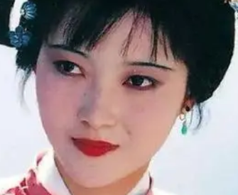 红楼梦中邢岫烟住进大观园后，贾府众人对她的态度有何转变？