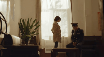 《我们这十年》军嫂真的太苦了，方洁的眼神让人心疼