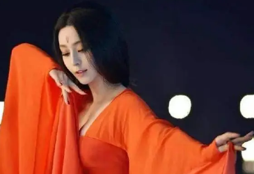 唐玄宗被杨贵妃迷的神魂颠倒，为何她始终是贵妃呢？