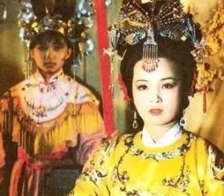 红楼梦中元春死于弓弦，是因为什么？