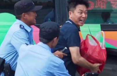 《开端》张警官被炸死了吗？当年王萌萌到底为什么下车？