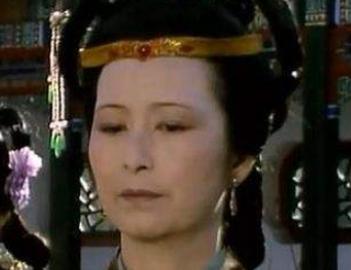 红楼梦中赵姨娘为何会夸赞宝钗？王夫人听后是什么表现？