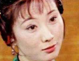 红楼梦鸳鸯在贾府的地位如何？为何连主子都要奉承她？