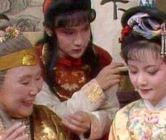 红楼梦中宝钗在生日宴会上是如何讨好贾母的？