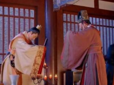 唐朝建立后，李渊与李世民形成朝野隋鉴的思想风暴